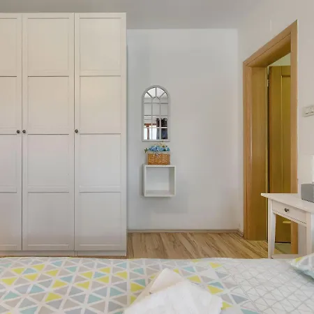 Florens - Roj469 By Interhome *