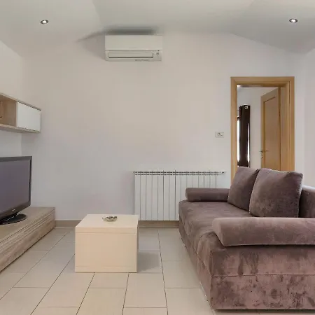 Florens - Roj469 By Interhome
